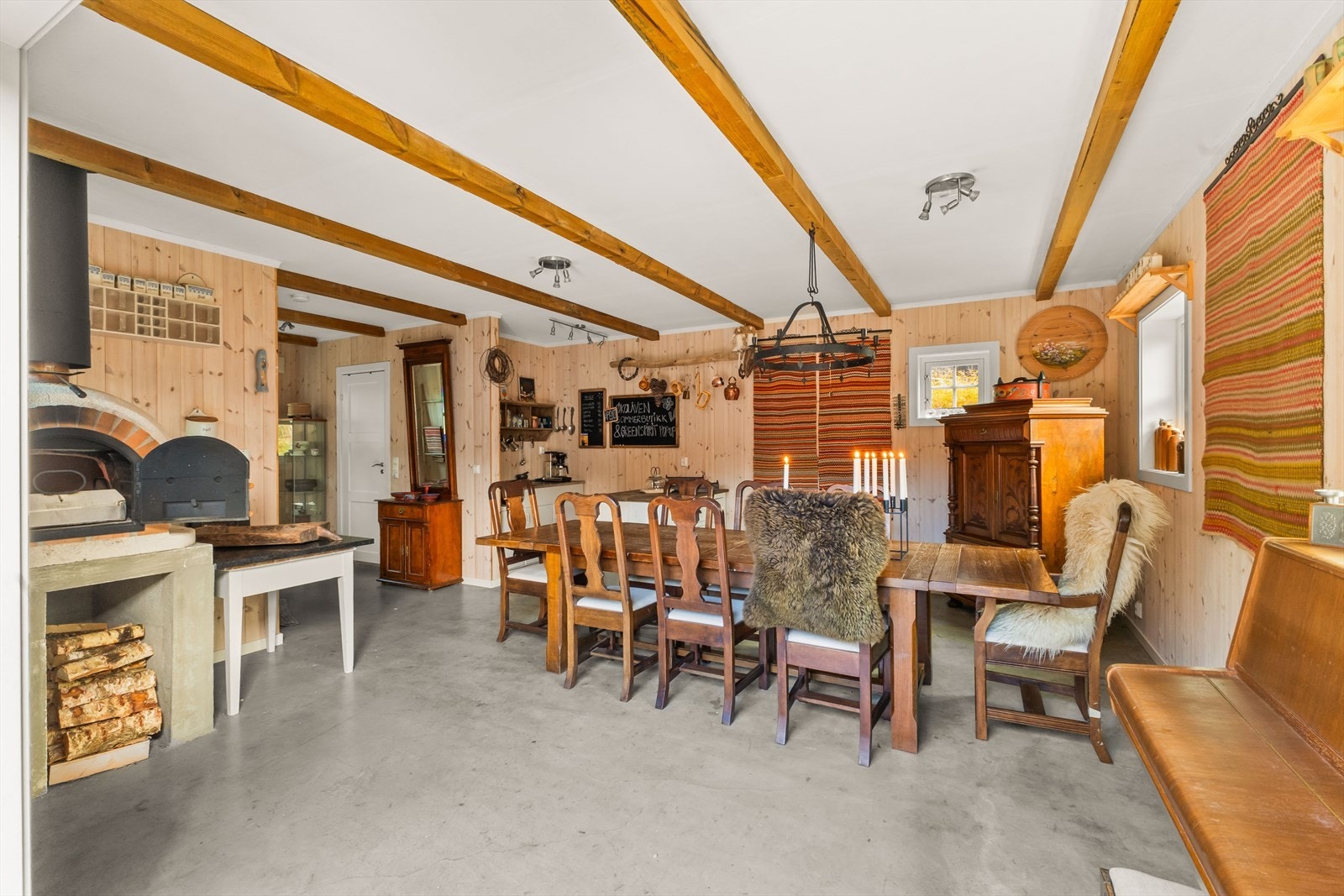 Her ønskes du velkommen til en flott og romslig spisesal, ideell for å samle familie og venner rundt bordet. Det er varmekabler i hele første etasjen i annekset. Galleribilde