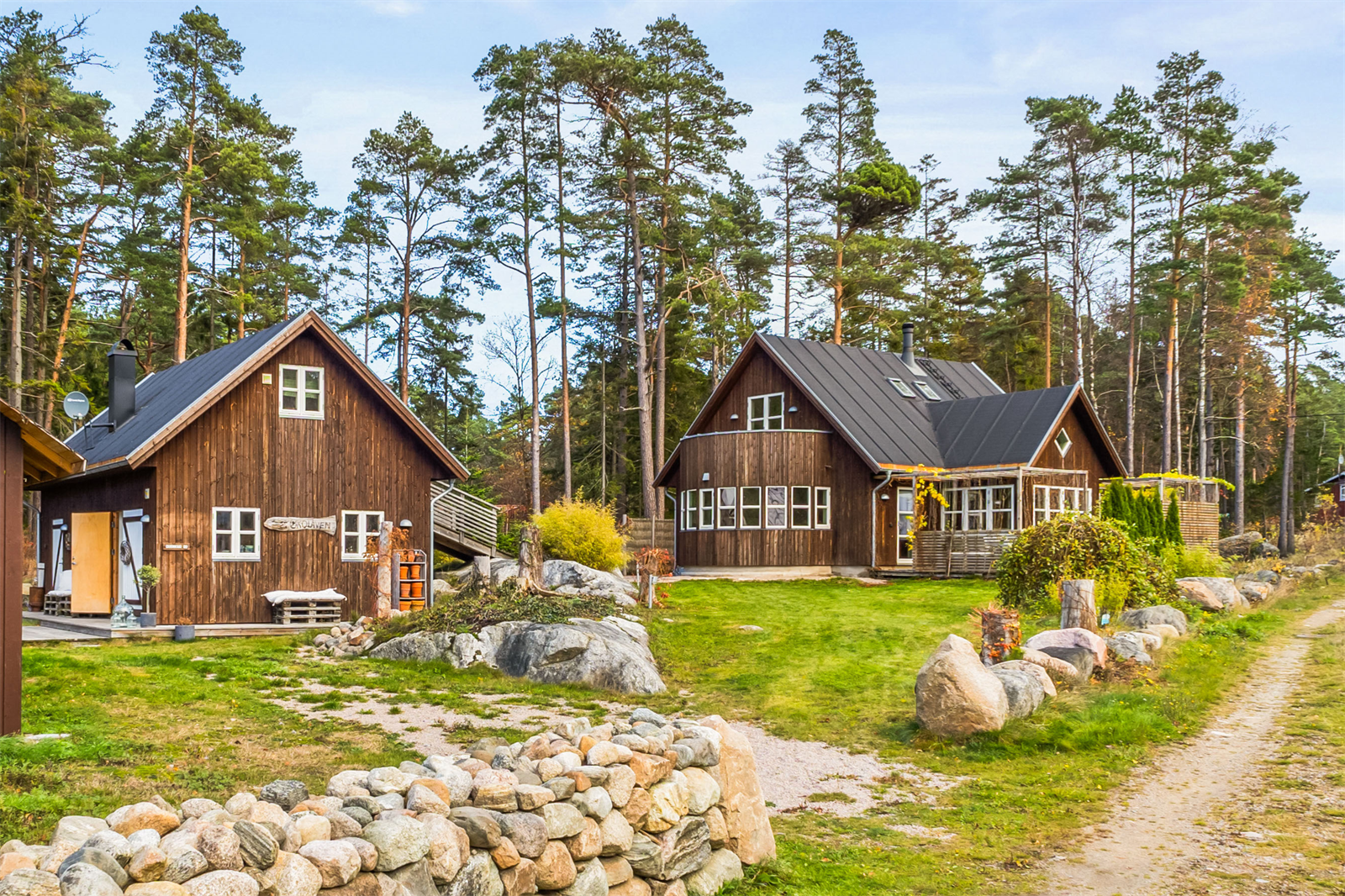 Velkommen til et fantastisk boligtun på Søndre Sandøy, presentert av Nvar G. Helan og Michael A. Meyer. Dette er en arkitekttegnet perle fra 2015 beliggende innerst i en blindvei omringet av frodig furuskog. Galleribilde