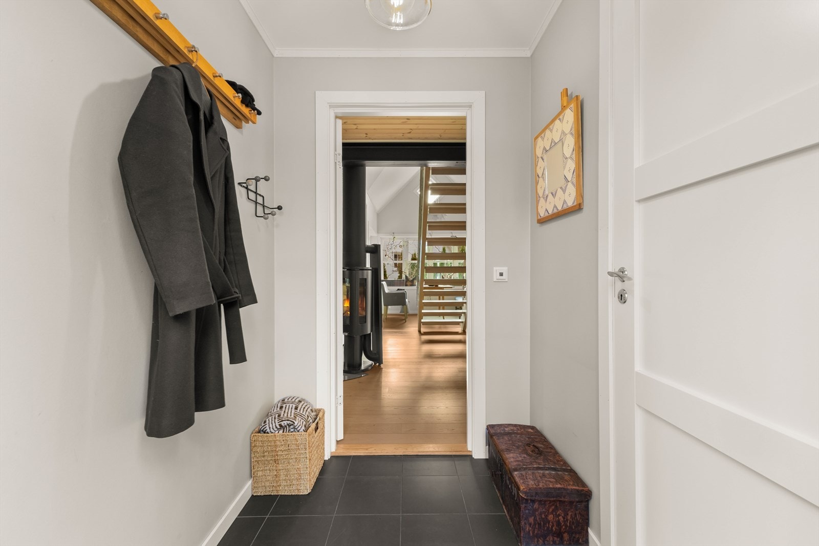 Velkommen inn til boligen (hovedhuset), hvor du blir møt på en romslig gang og adkomst til WC på høyre side. Galleribilde