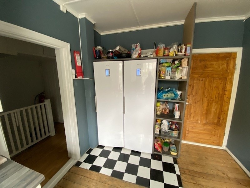 2 kjøleskap slik at alle har egne hyller Galleribilde