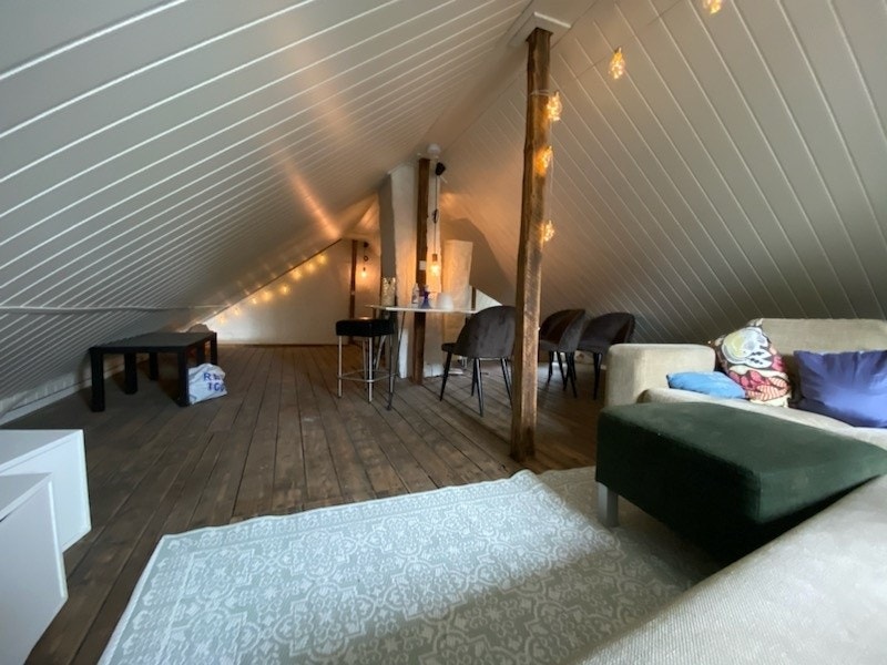 Fellesareal med tv på loft Galleribilde