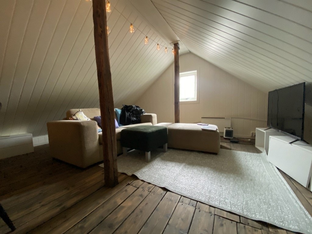 Fellesareal med tv på loft Galleribilde