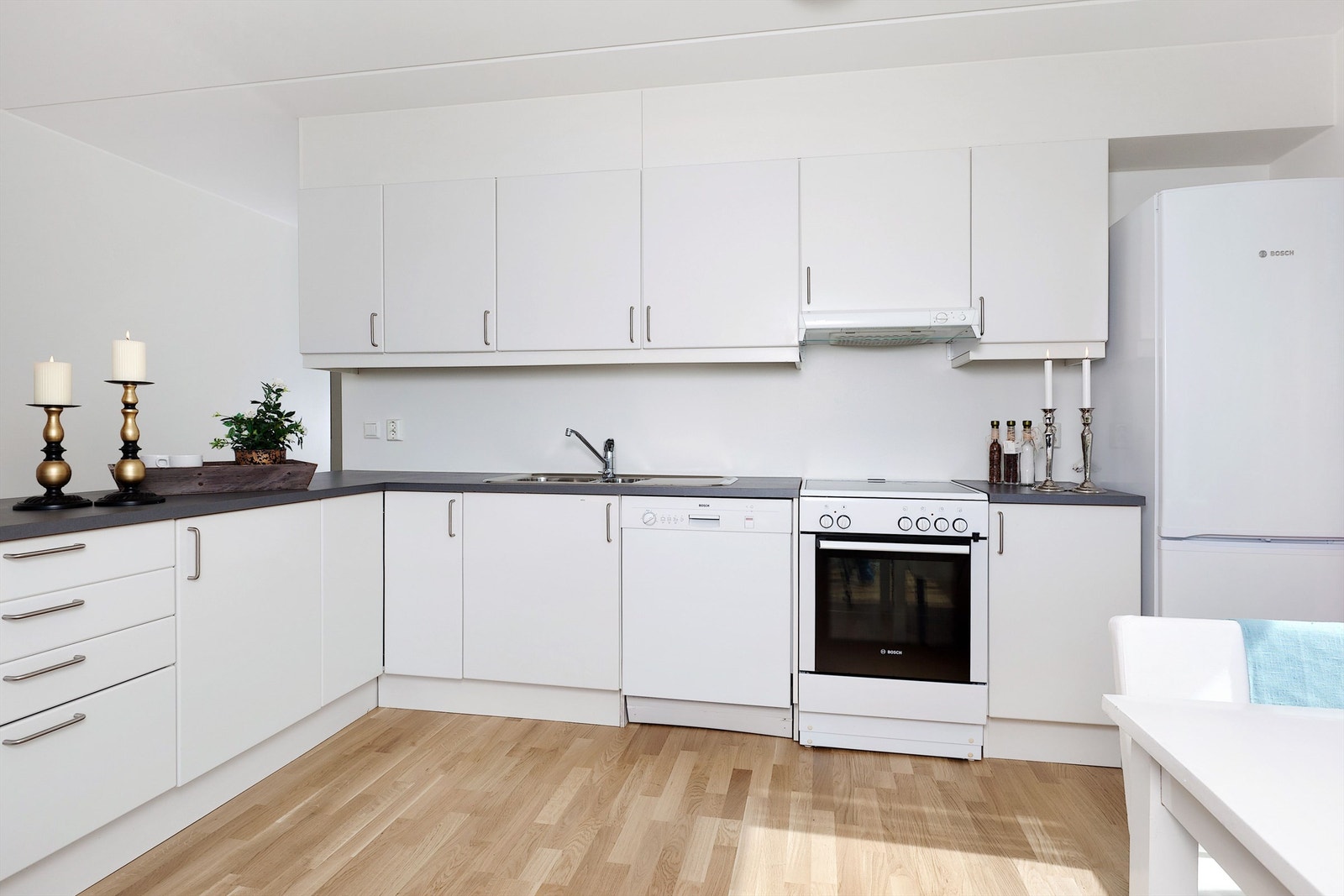 Kjøkken med god skap og benk-plass. Galleribilde