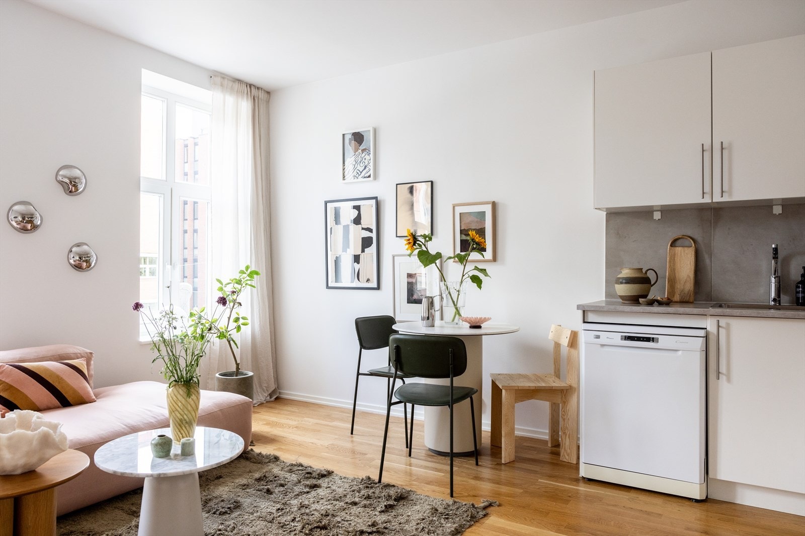 Størrelsen på rommet gjør det også enkelt å innrede med et spisebord, perfekt for både sosiale sammenkomster og hverdagslige måltider. Galleribilde