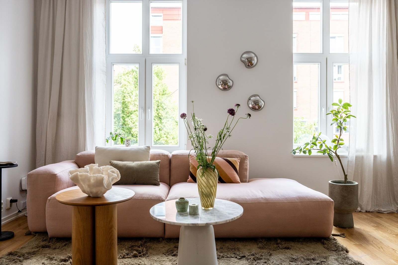 Romslig og innbydende stue med god plass til en større sofa, sofabord og annet ønsket møblement. Galleribilde