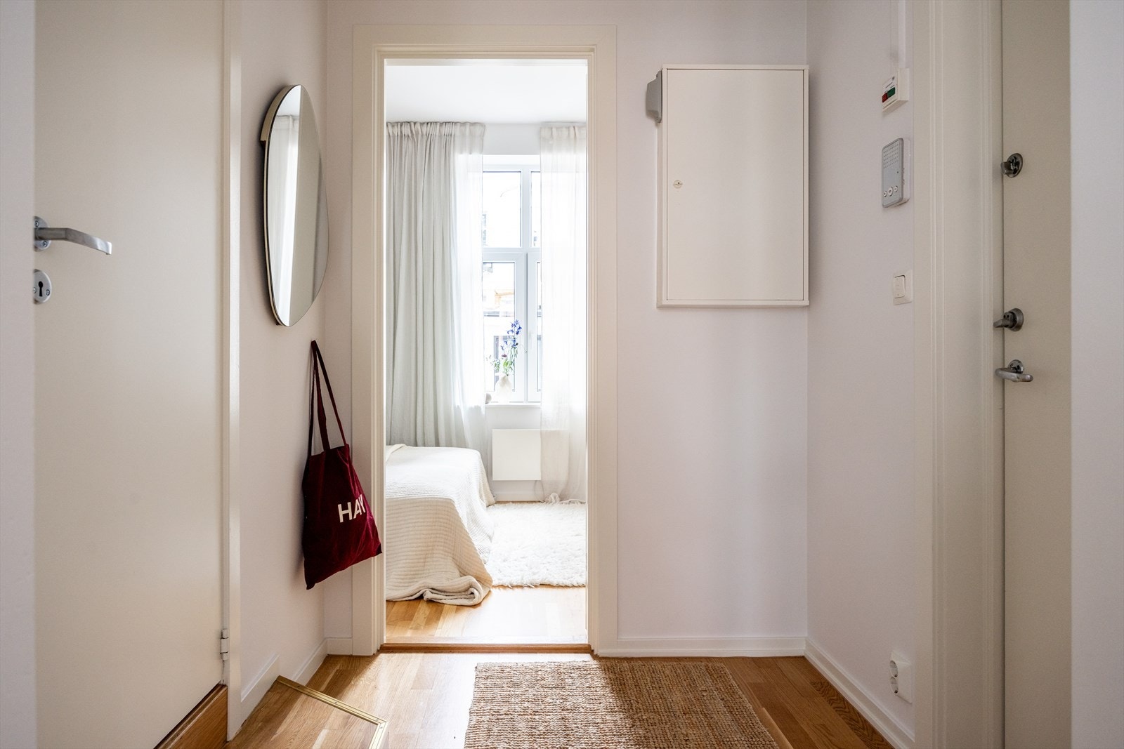 Lys og innbydende entré. Her er det plass til oppheng av yttertøy, plass til sko og tilbehør. Galleribilde