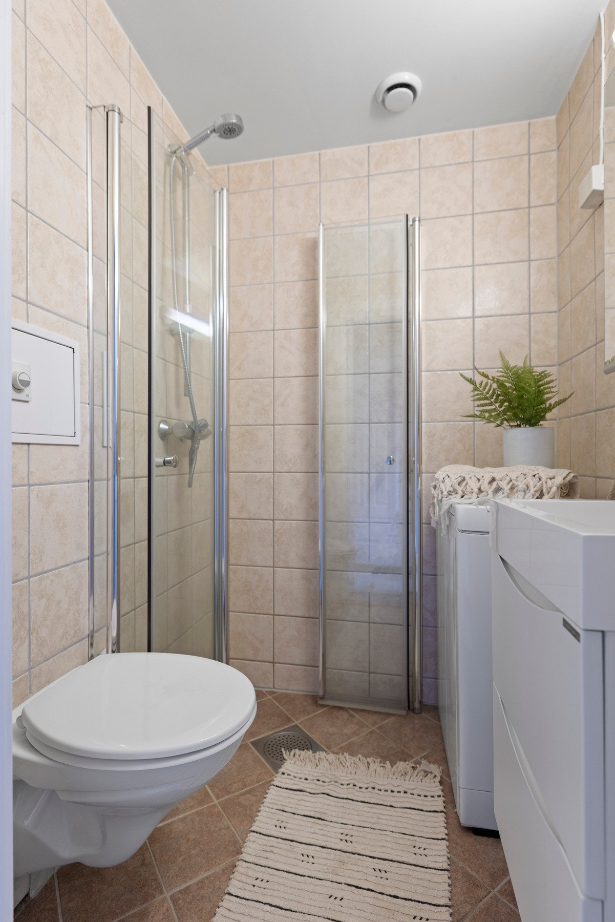 Flislagt, pent bad pusset opp av borettslaget i 2003/2004. Badet har varmekabler i gulvet og opplegg for vaskemaskin - praktisk og komfortabelt. Galleribilde