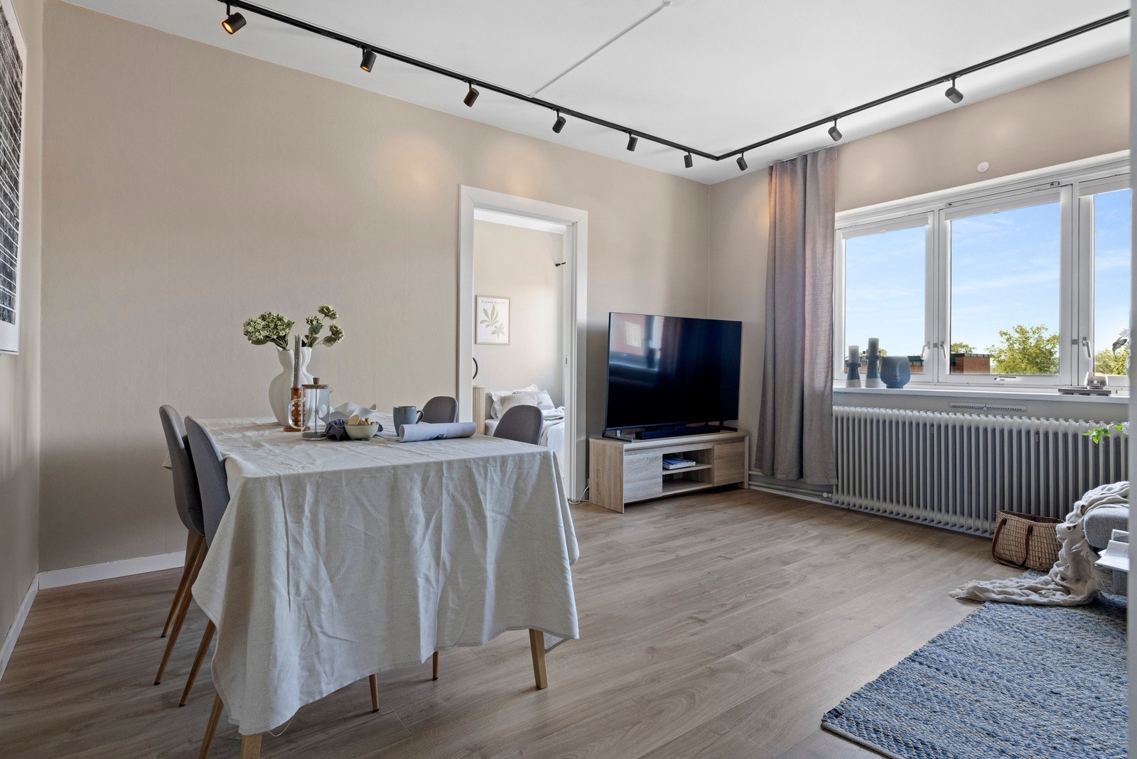 Boligen oppvarmes med vannbåren varme via radiatorer, dette inngår i felleskostnadene. Galleribilde