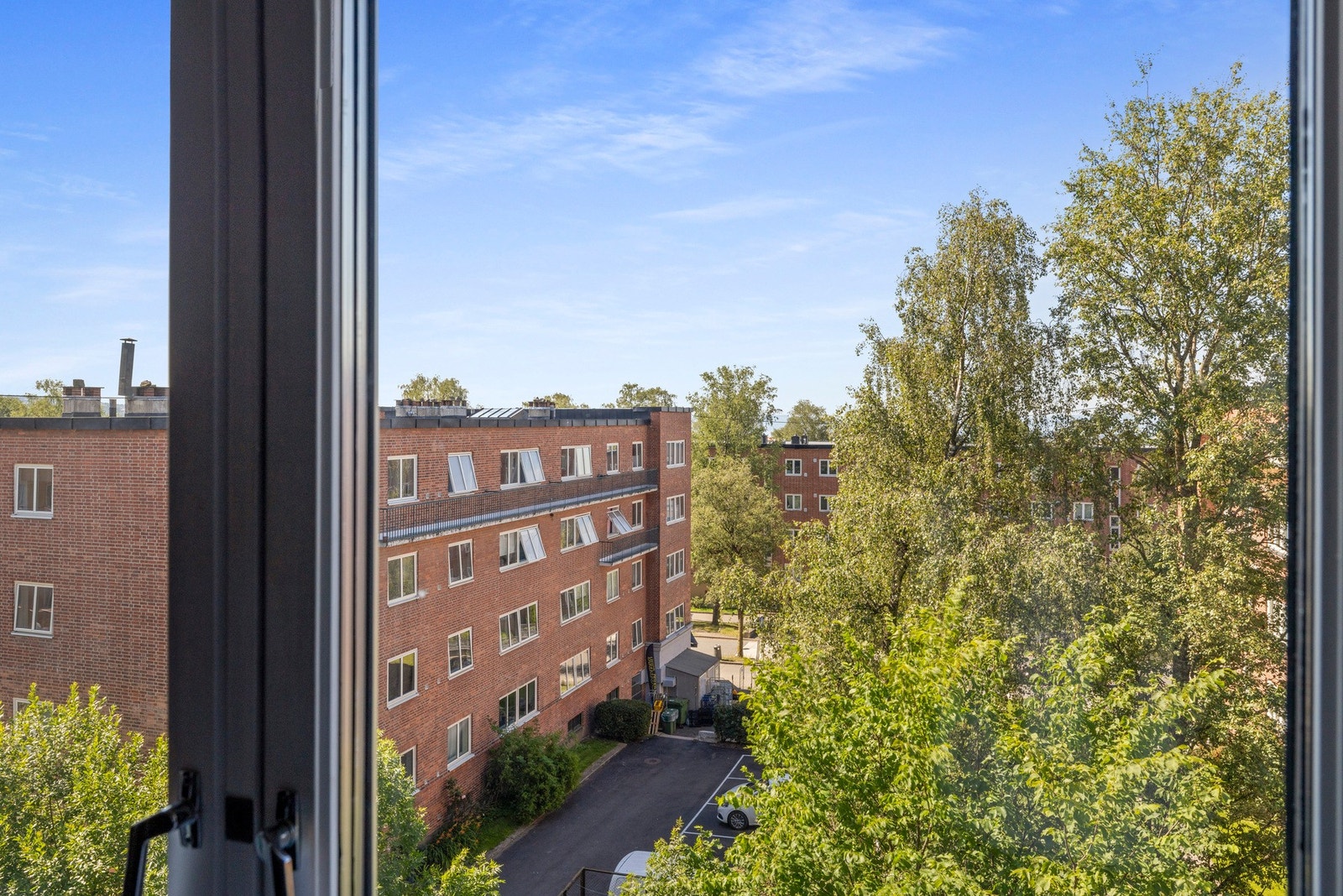 Det er svært få leiligheter i området som kan by på denne friheten - med åpen utsikt og minimalt innsyn. Galleribilde