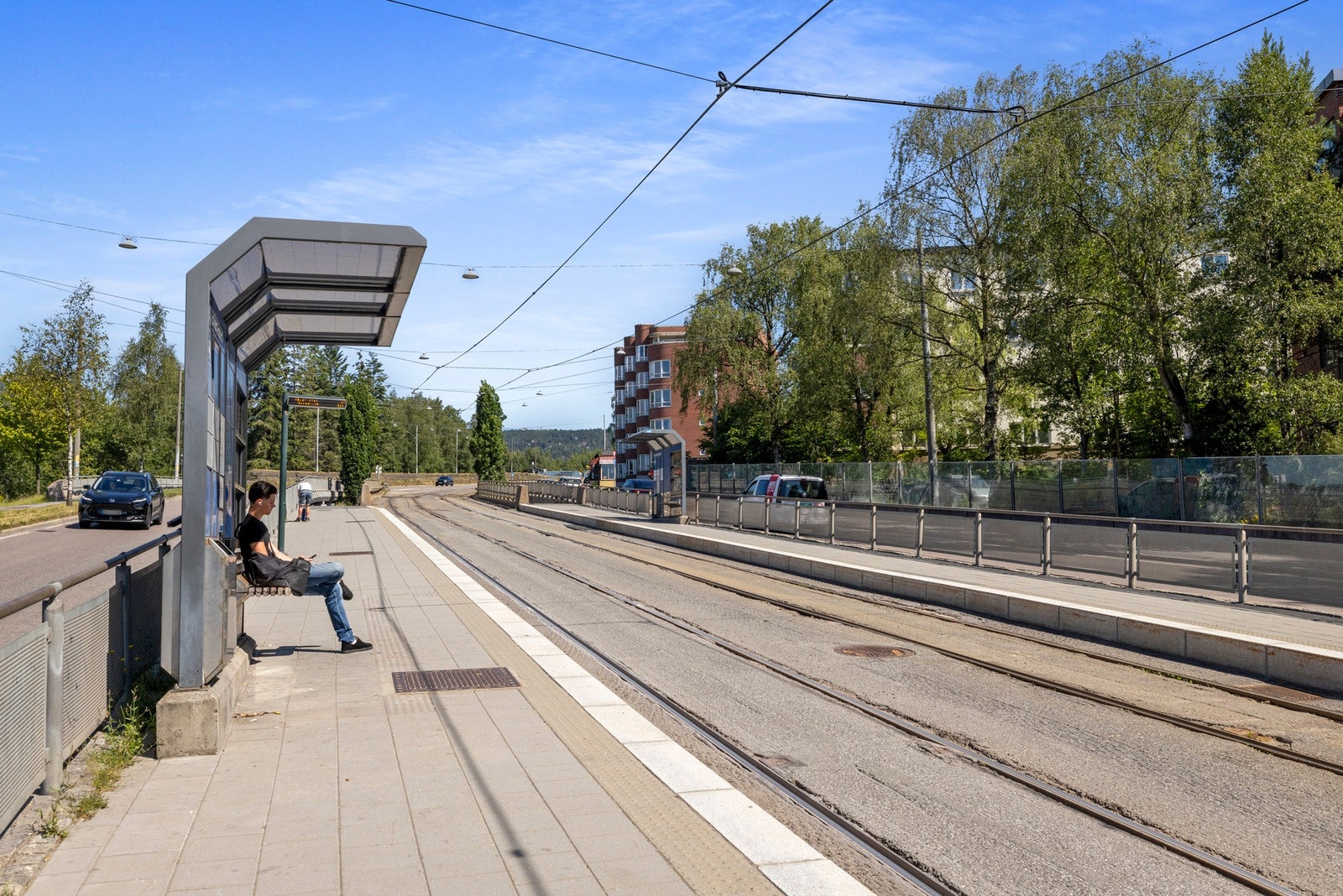 Det er god dekning av kollektivtransport i nærområdet, med både trikk, buss og T-bane. Galleribilde