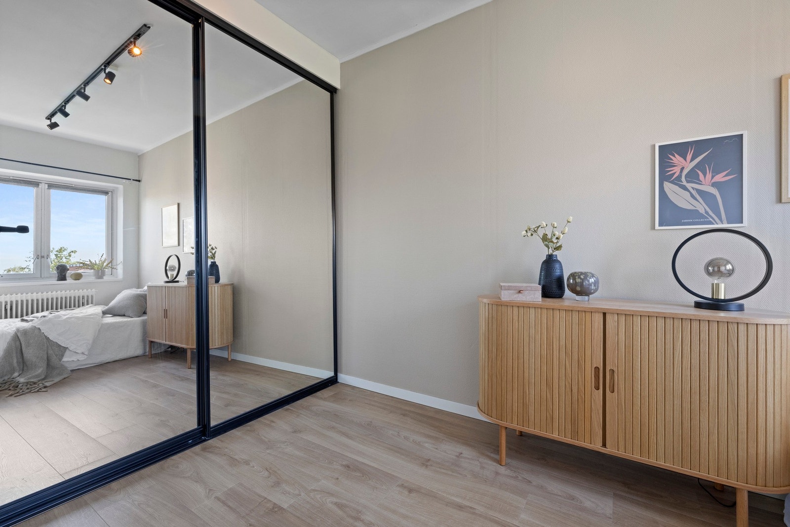 Også her er det godt med oppbevaringsplass i garderobeskap. Galleribilde