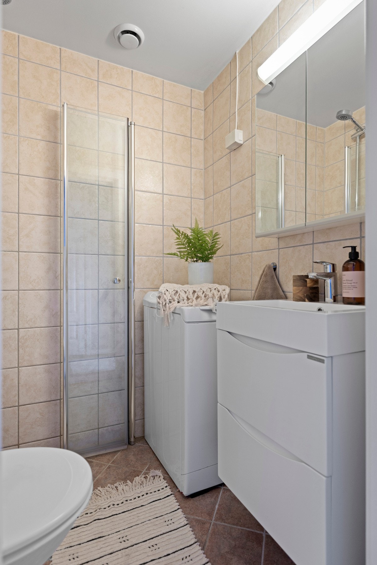 Baderomsinnredningen ble byttet i 2020.
Det er også tilgang til fellesvaskerii borettslaget om man ikke ønsker å ta klesvasken i leiligheten. Galleribilde