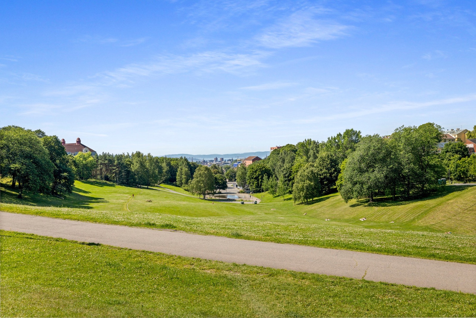 Herlige Torshovdalen ligger like ved, perfekt for å nyte varme sommerdager! Galleribilde