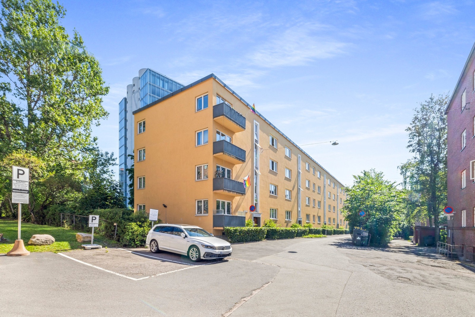 Fasade. Borettslaget har parkeringsplasser til leie etter venteliste. Galleribilde