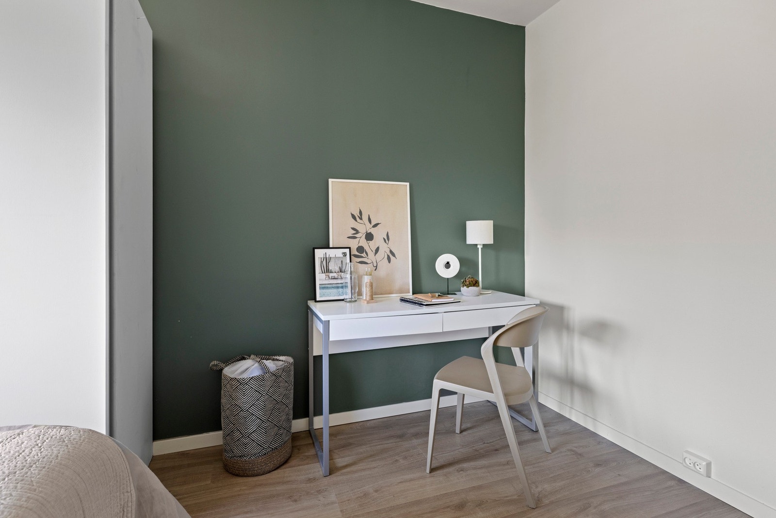 Her slipper du kabler og hjemmekontor i stua - på soverommet kan du sitte skjermet og jobbe i ro og fred. Galleribilde