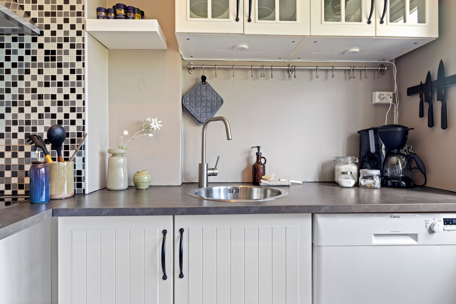 Alle hvitevarer på kjøkkenet følger med - så det er bare å ta med egne kasseroller og sette i gang med matlagingen Galleribilde