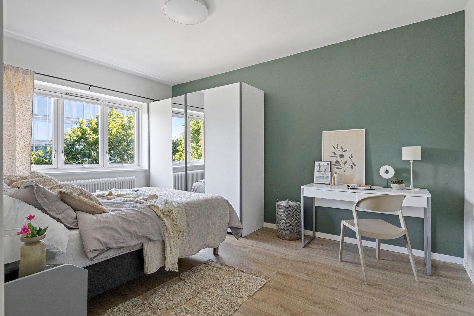 Leilighetens hovedsoverom er det største - med god plass til dobbeltseng, garderobe og det lille ekstra. Galleribilde