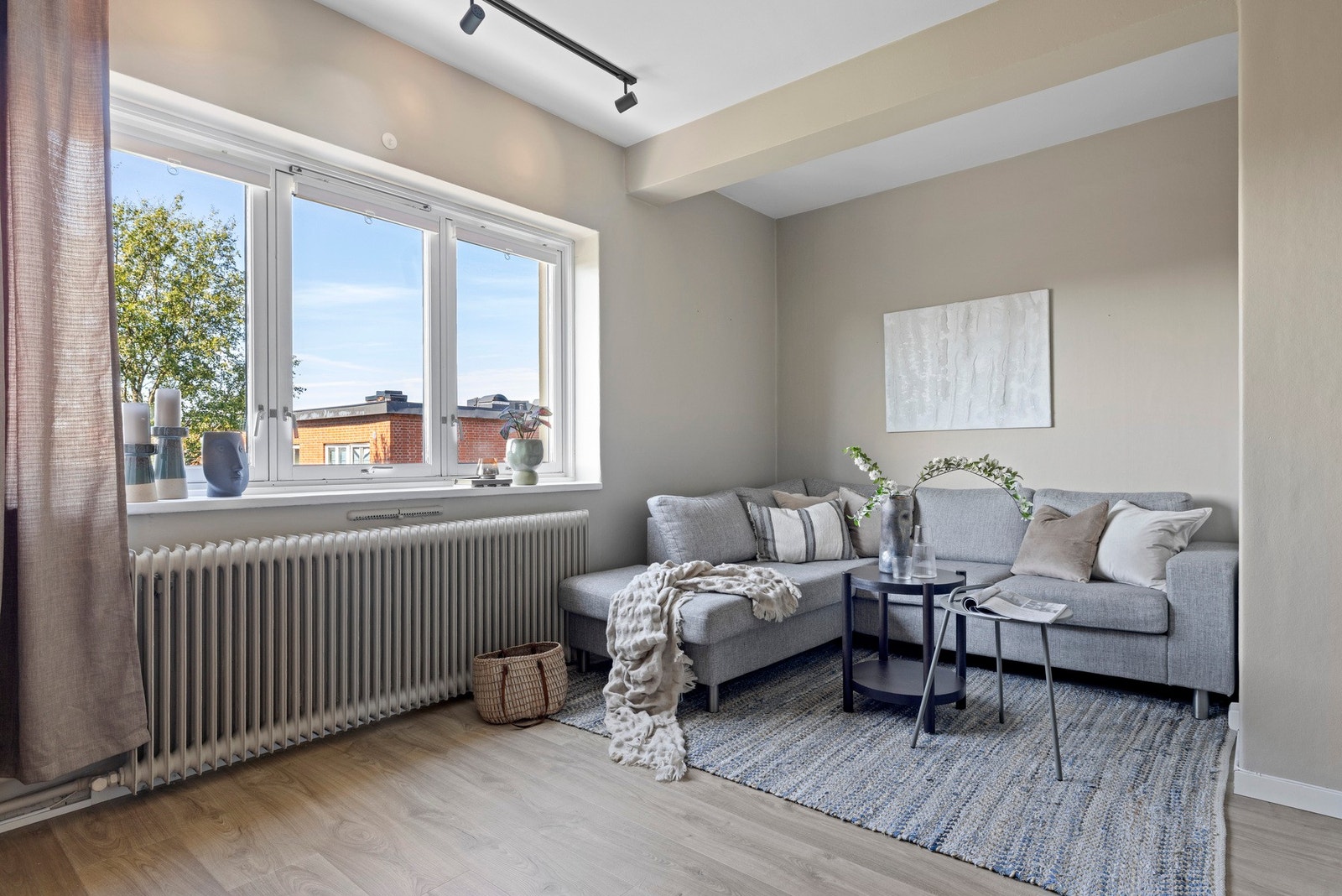 Velkommen til denne lyse og pene 3-roms leiligheten i Siloveien 4! For privatvisning, ta kontakt med Eiendomsmegler Aida Rajic. Galleribilde