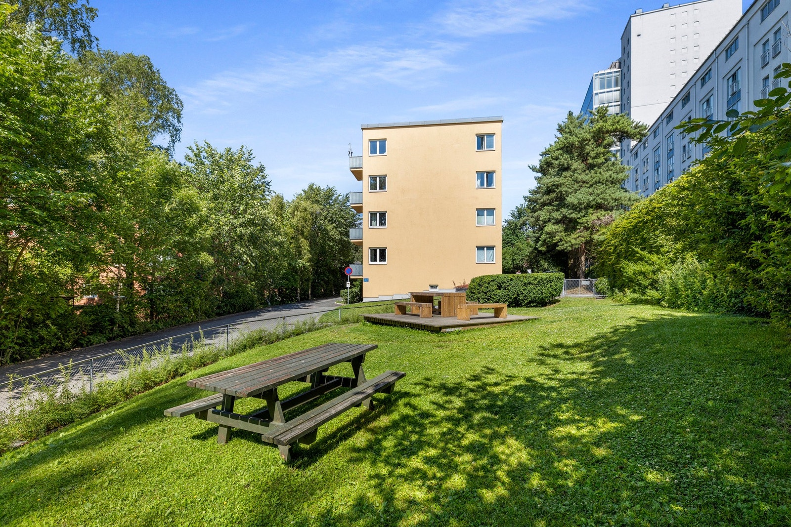 Fellesområdet er pent opparbeidet med sittebenker, gressplen, platting, beplantning, m.m. Galleribilde