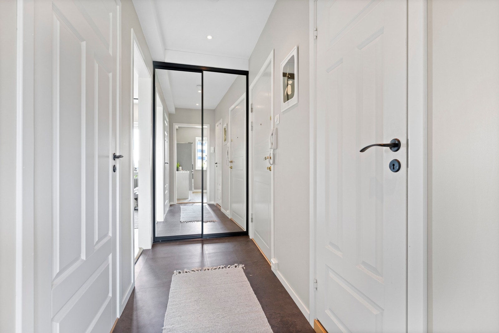 Lys og innbydende entré med god plass til yttertøy i det praktiske, plassbygde garderobeskapet. Galleribilde