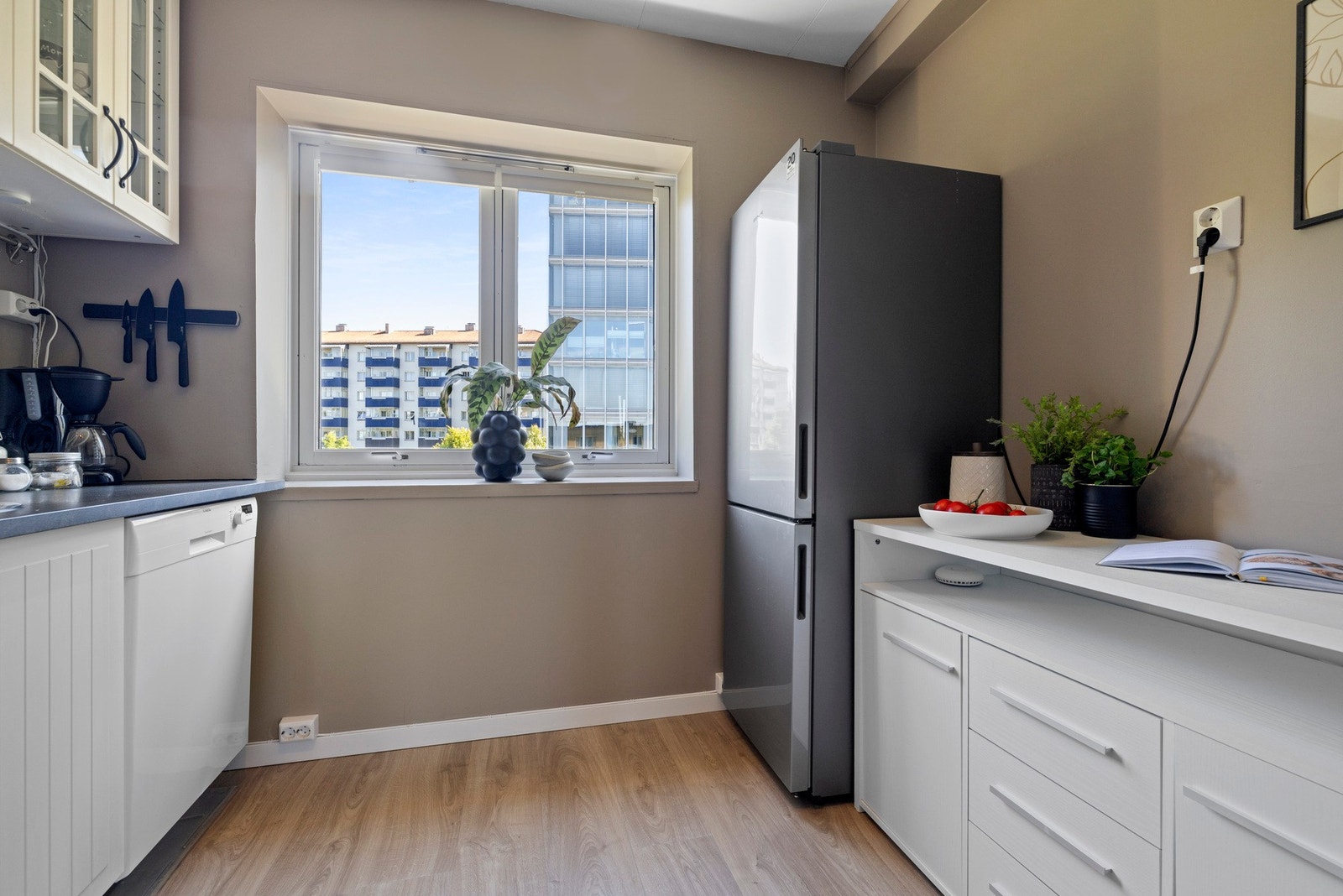 Om du skulle trenge mer oppbevaringsplass er det enkelt å sette inn flere veggskap. Galleribilde