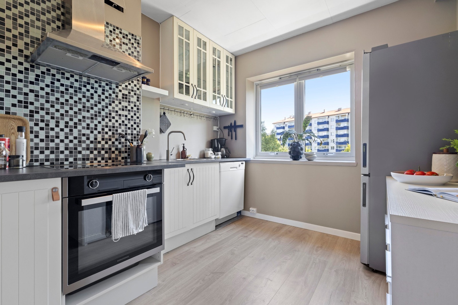 Kjøkkenet ligger i et eget rom, så du slipper matos og rot i stua. Her kan du lage middag i fred - og nyte måltidet rundt spisebordet uten å se rett på oppvasken. Galleribilde