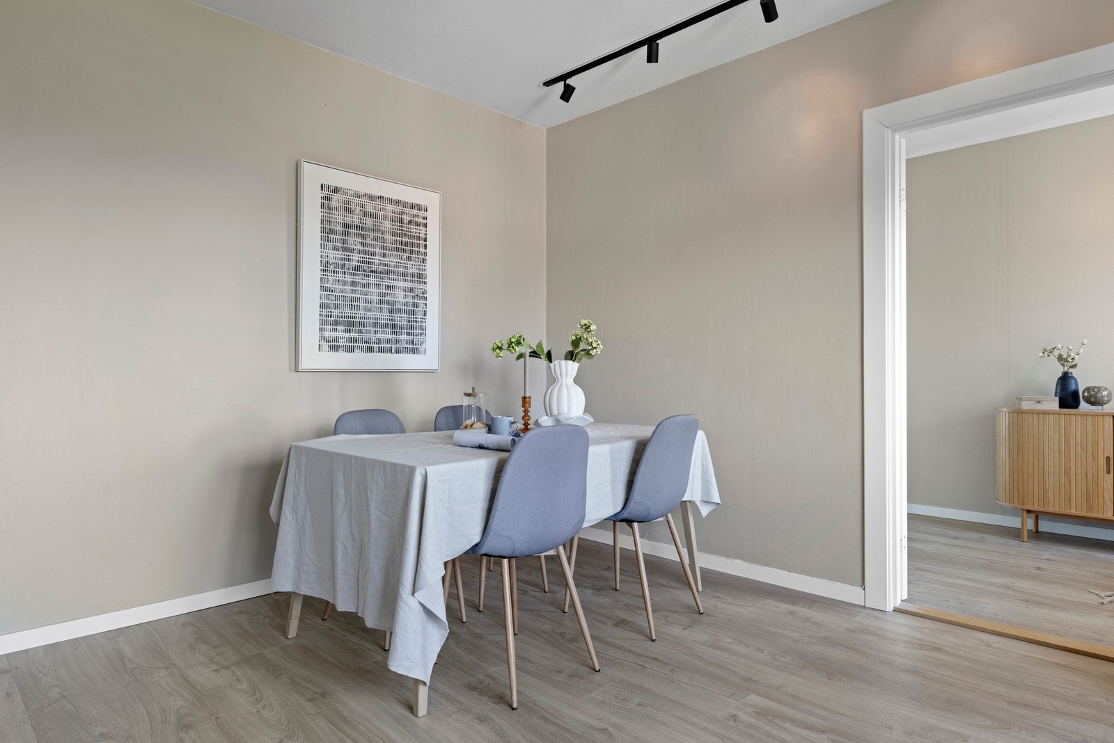 Stuens utforming er helt perfekt for deg som ønsker et stor spisebord med stoler. Galleribilde