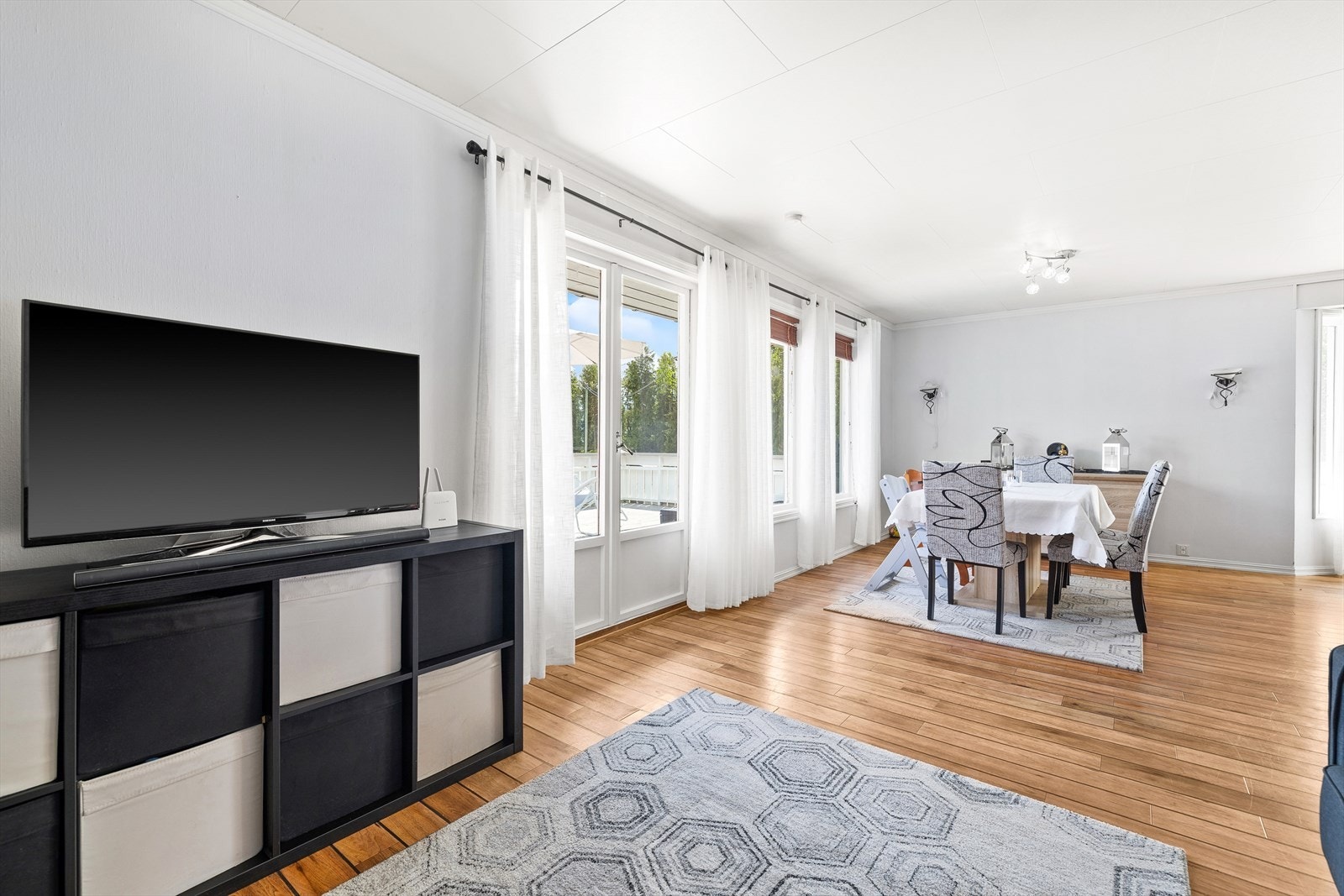 Romslig, lys stue med utgang til terrasse. Galleribilde