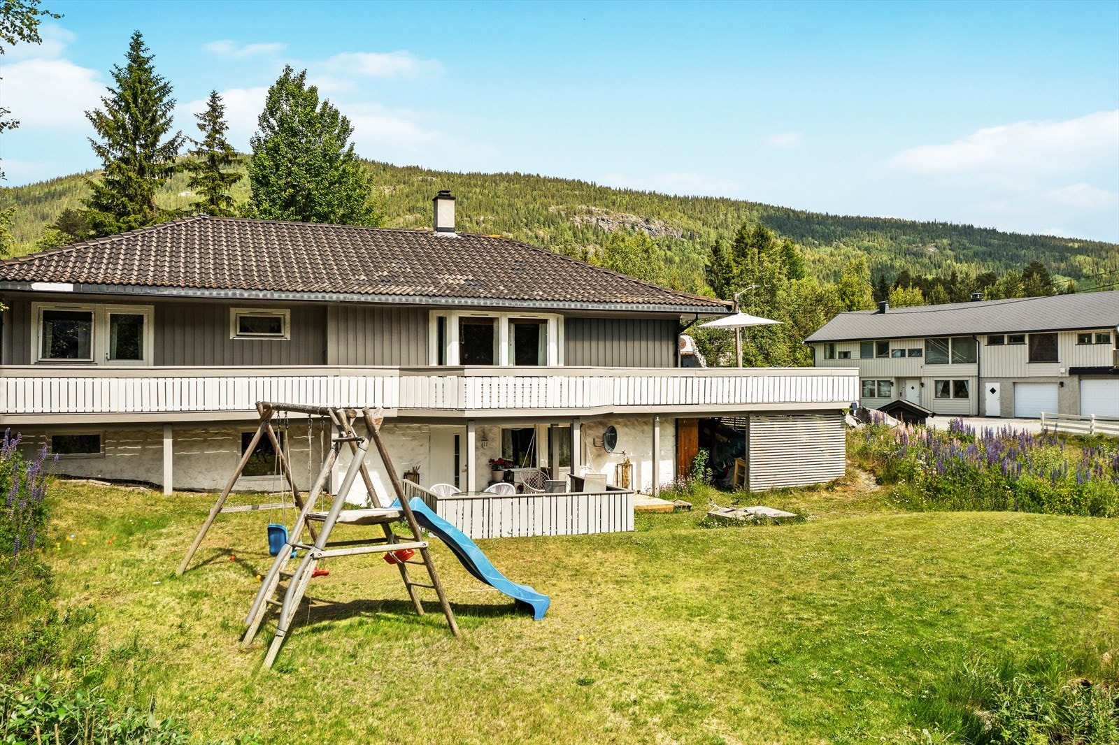 Hage og koselige uteområder. Sokkelleilighet med godt inntektspotensiale. Galleribilde