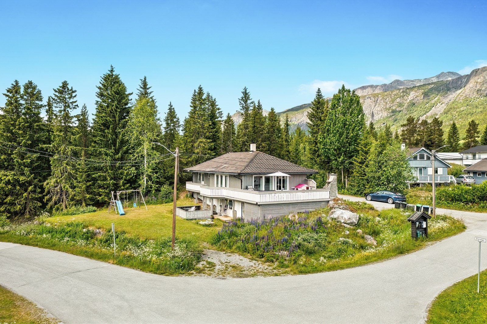 Gåastand til butikker og barnehage på Ulsåk. Galleribilde