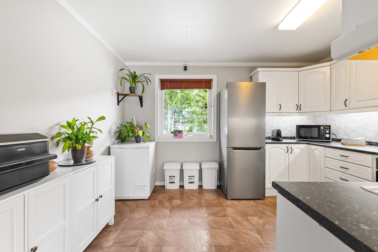 Kjøkken med godt med benkeplass. Galleribilde