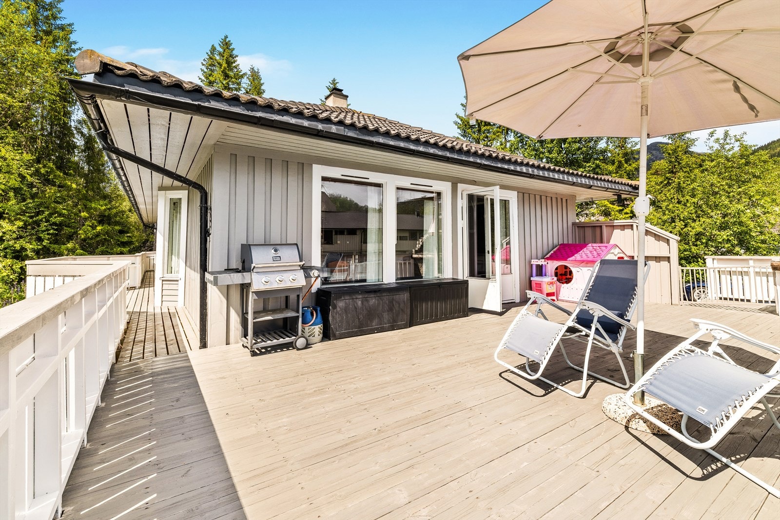 Stor terrasse direkte ut fra stuen. Galleribilde