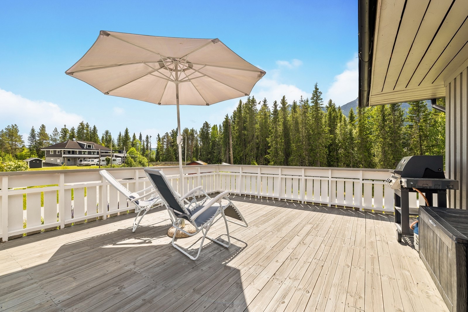 Herlig terrasse for dager i solen. Flott fjellutsikt. Galleribilde