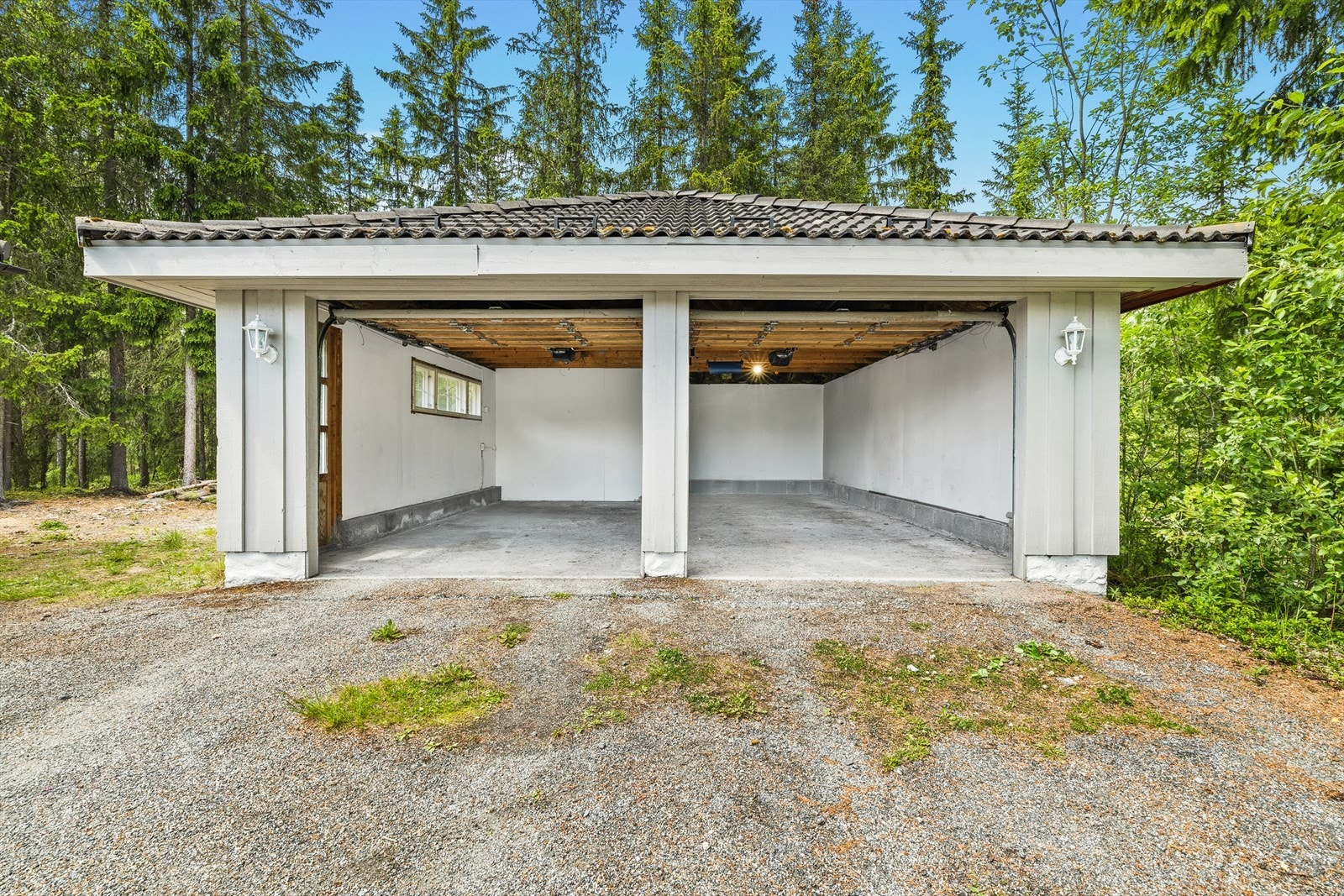 Stor, isolert dobbelgarasje. Galleribilde