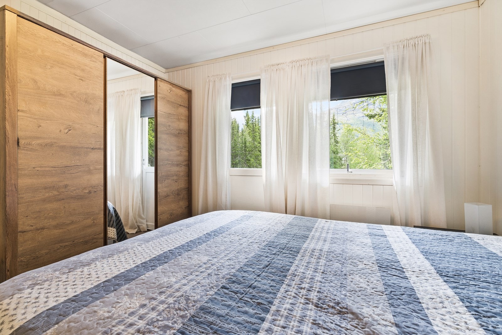 Romslig hovedsoverom med utsikt og stor garderobe. Galleribilde