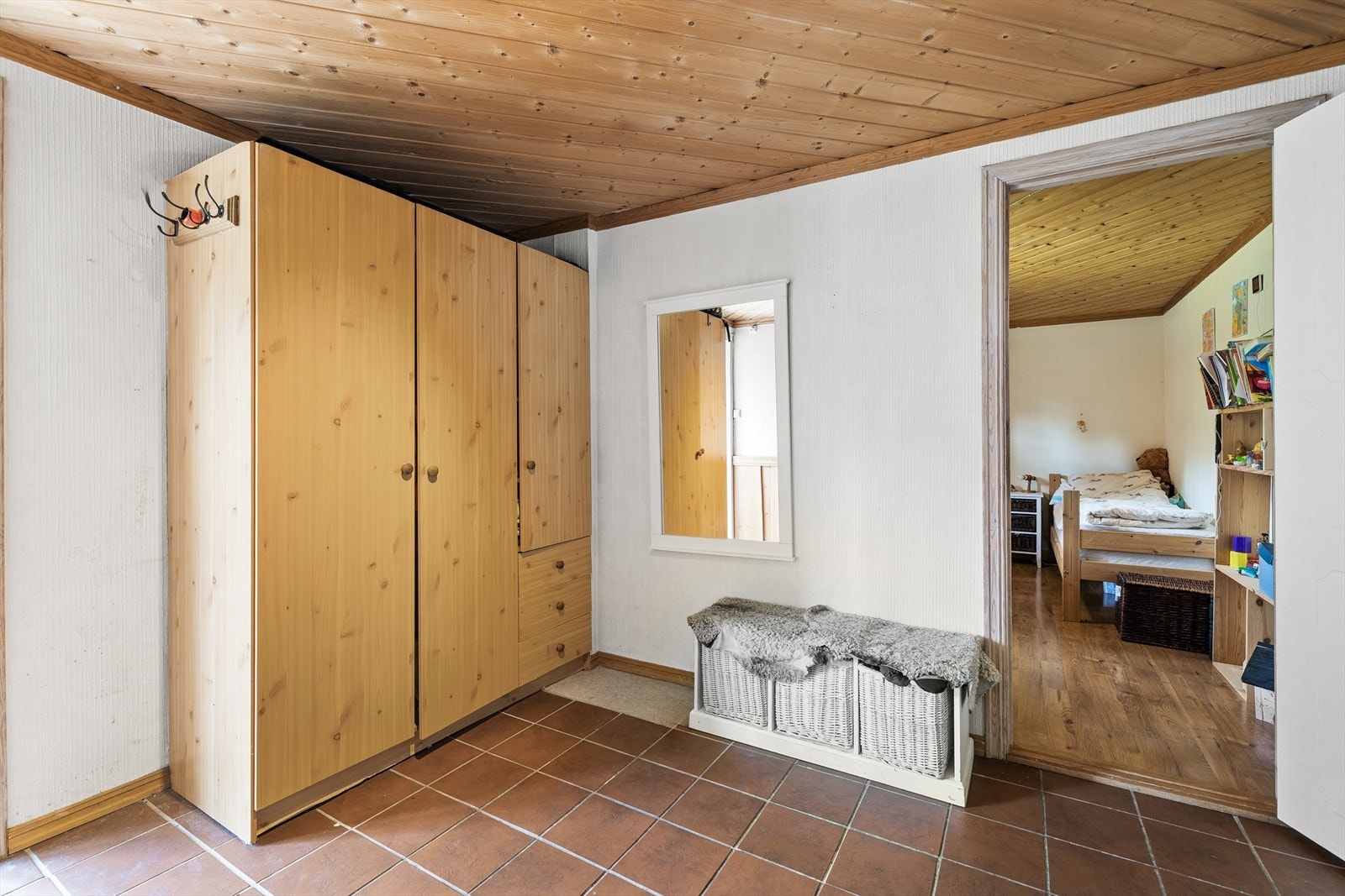 Leiligheten nede: Romslig entre. Galleribilde