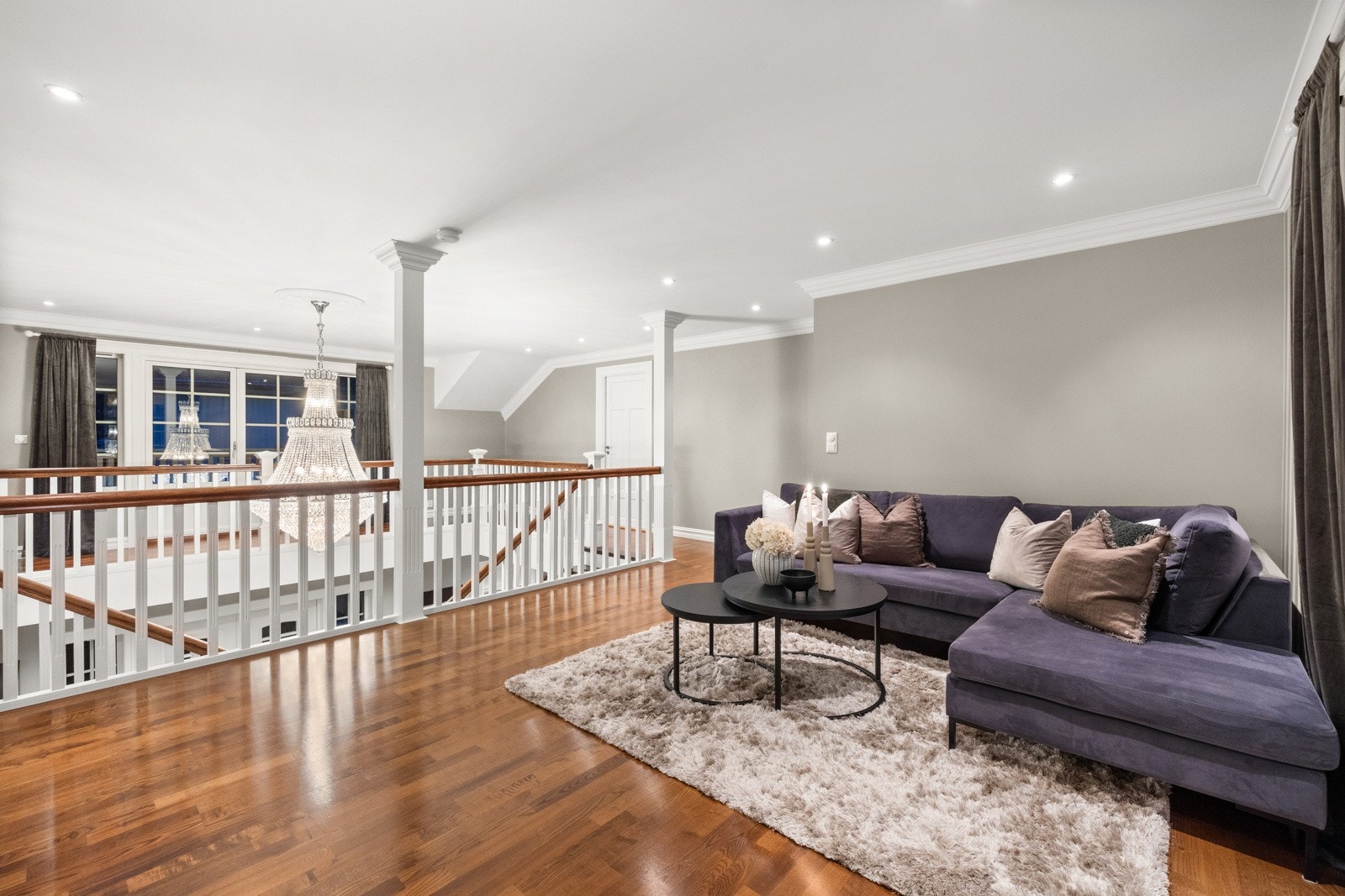 Her er det åpent og luftig ned mot hovedetasjen, samtidig et eget romslig område for avslapping. Galleribilde