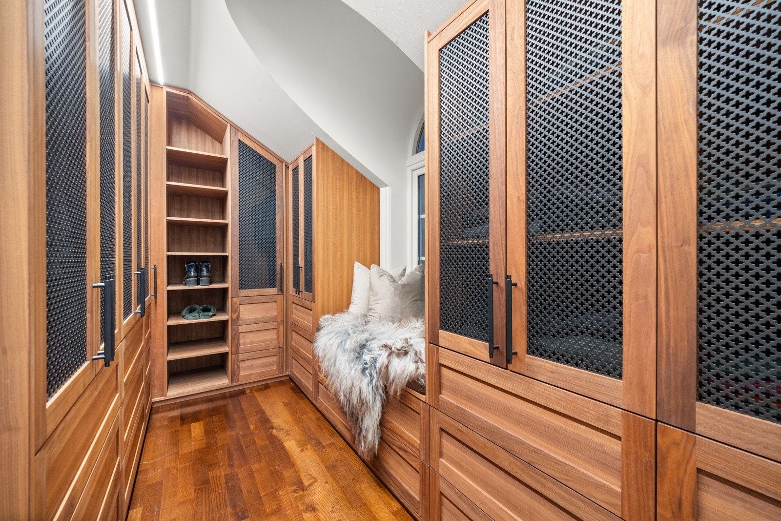 Walk-in closet. Galleribilde