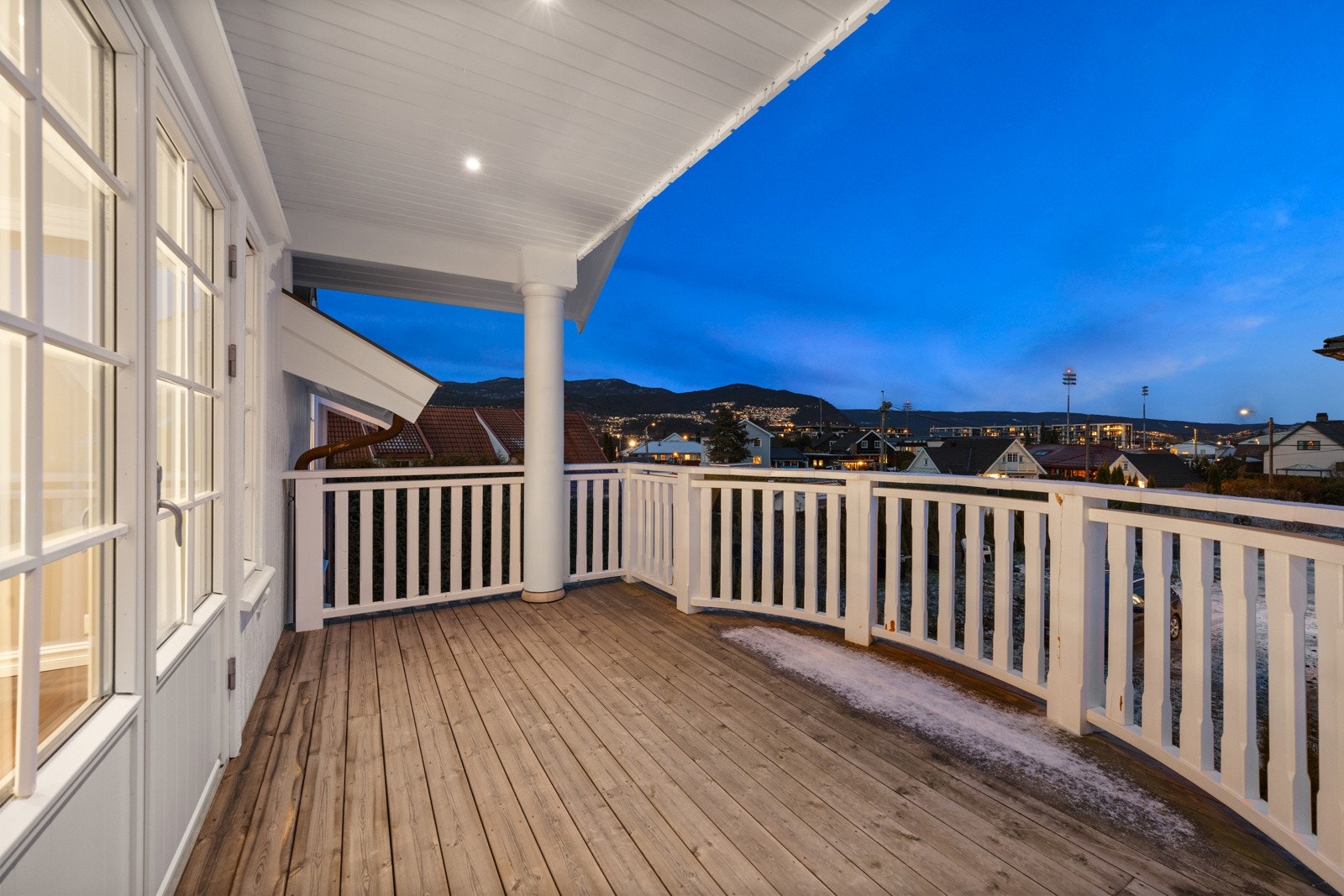 Balkong vendt mot gårdsplassen. Galleribilde