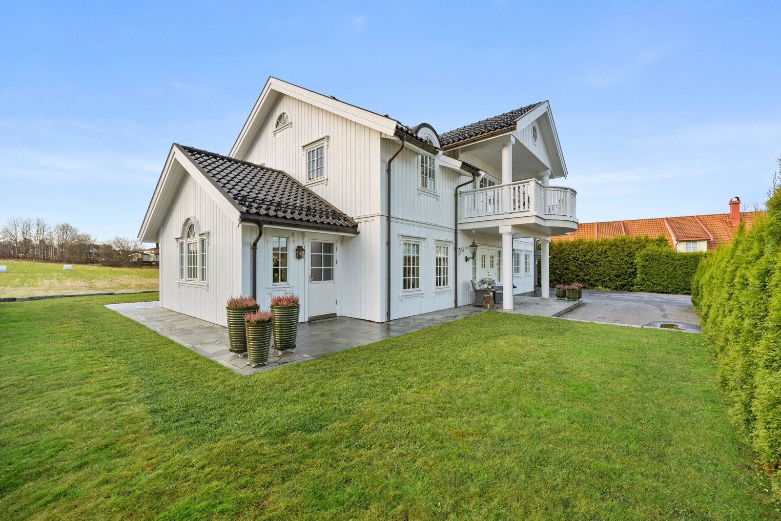 Store hagearealer med plass til lek og rekreasjon. Galleribilde