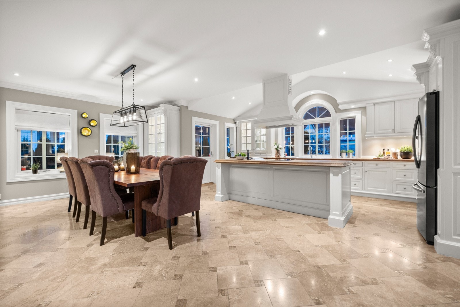 Kjøkkenet understreker virkelig boligens herskapelige stil og er et drømmekjøkken for de som liker å lage mat. Galleribilde