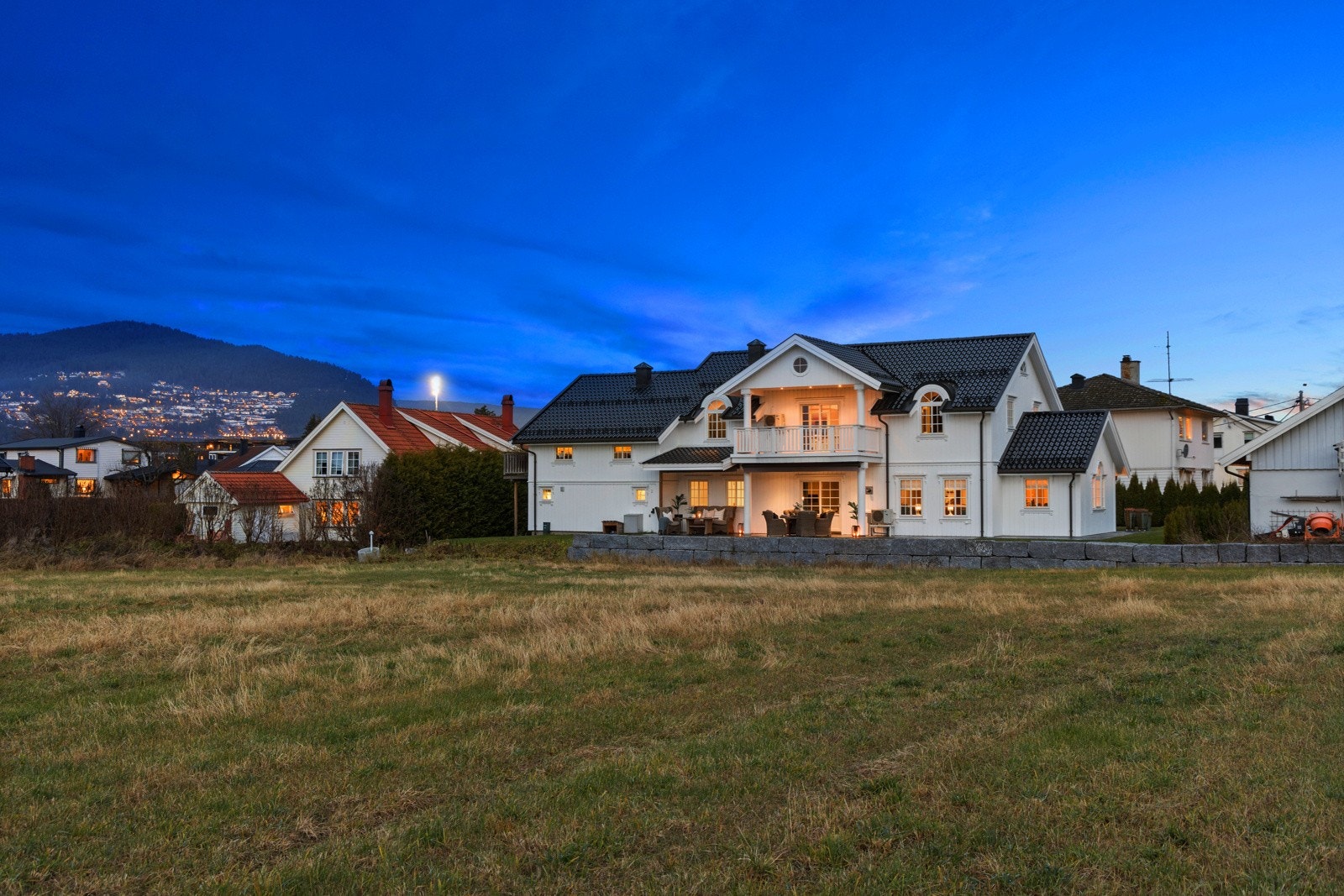 Vestvendt uteplass bak huset med glimrende solforhold. Galleribilde