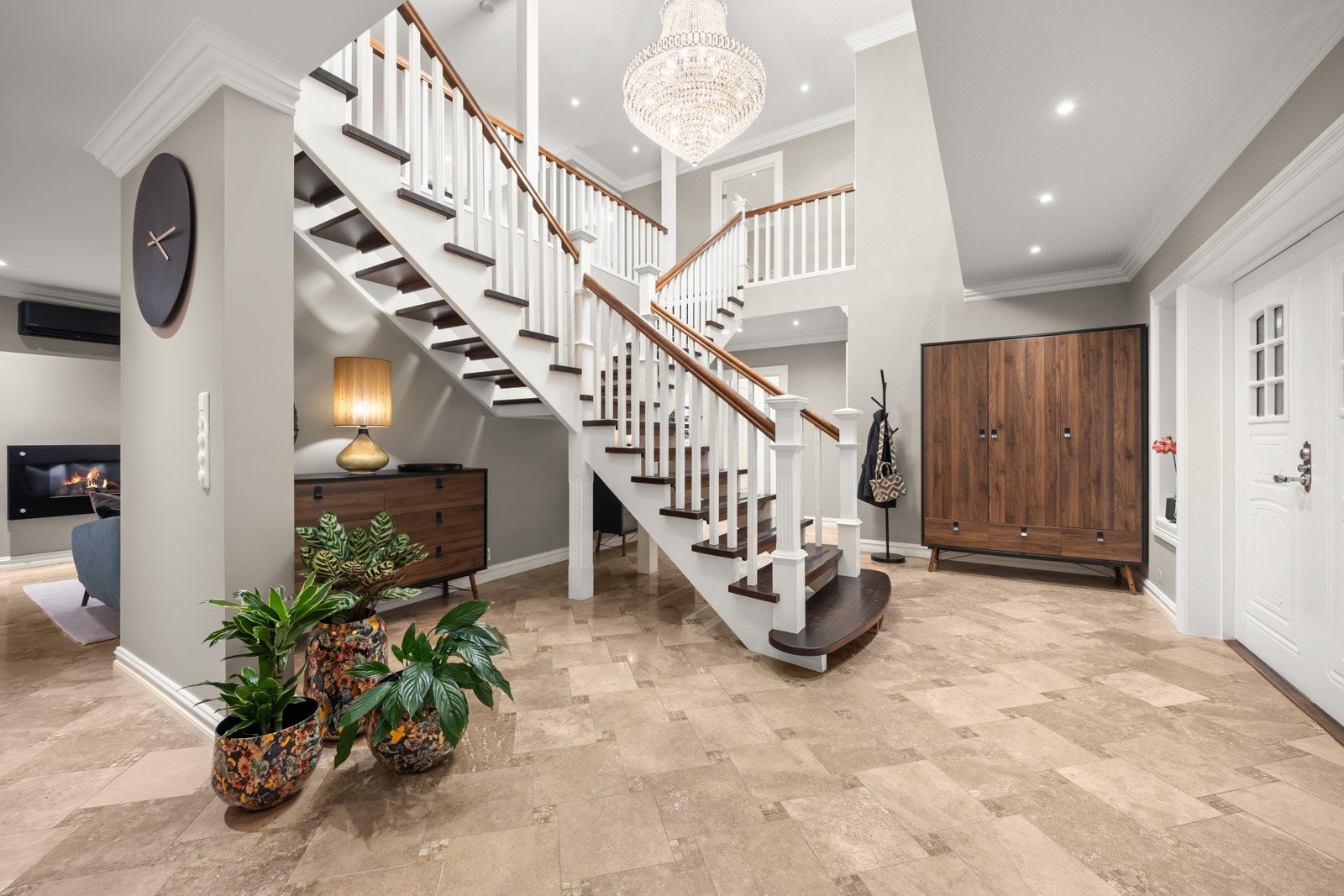 Hallen gir gode oppbevaringsmuligheter for hele storfamilien og det er enkel tilgang inn til begge badene samt vaskerommet. Galleribilde