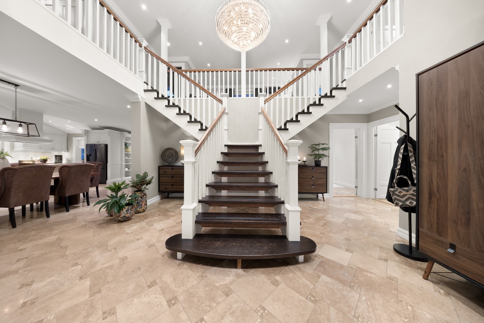 Hallen gir et imponerende førsteinntrykk og gir en smakebit på resten av huset. Galleribilde