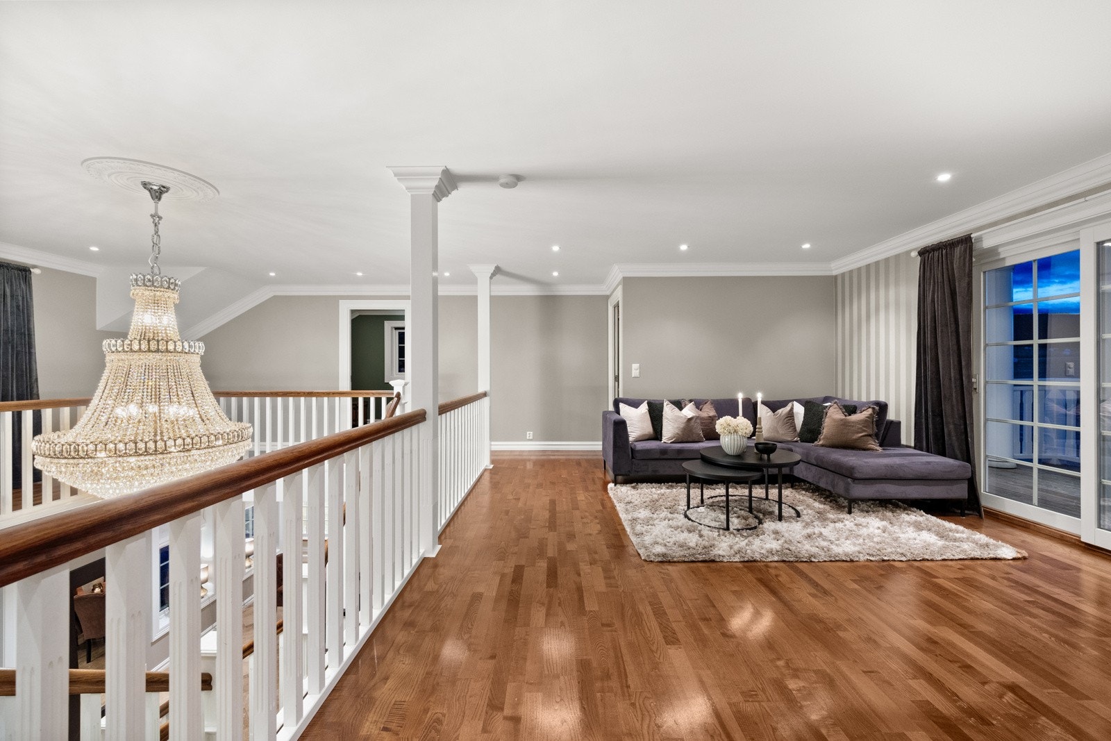 Utgang til to balkonger på hver sin side. Galleribilde