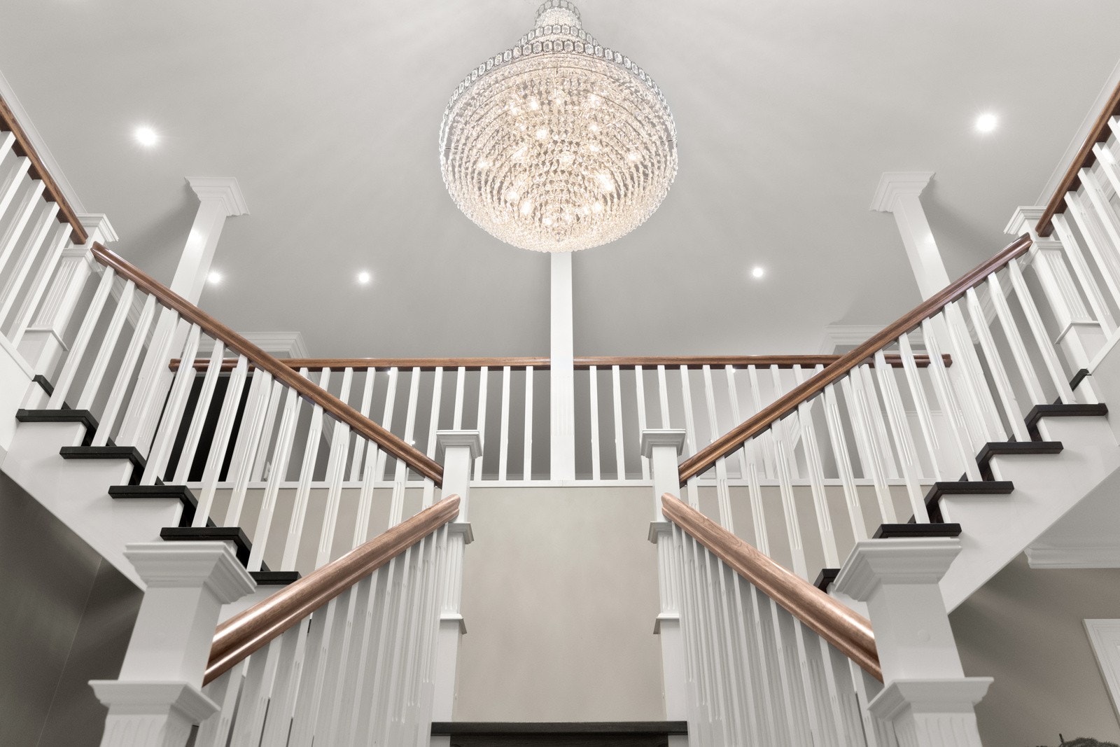 I husets toppetasje ligger et allsidig og åpent galleri som binder etasjene sammen med stil. Galleribilde