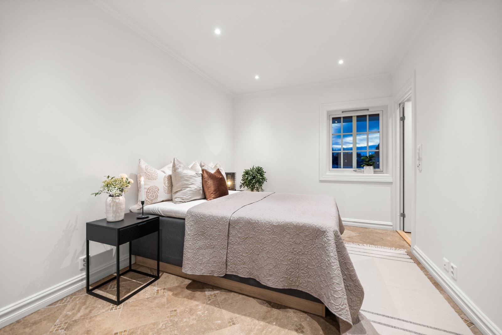 Soverom med tilgang til det ene badet. Galleribilde