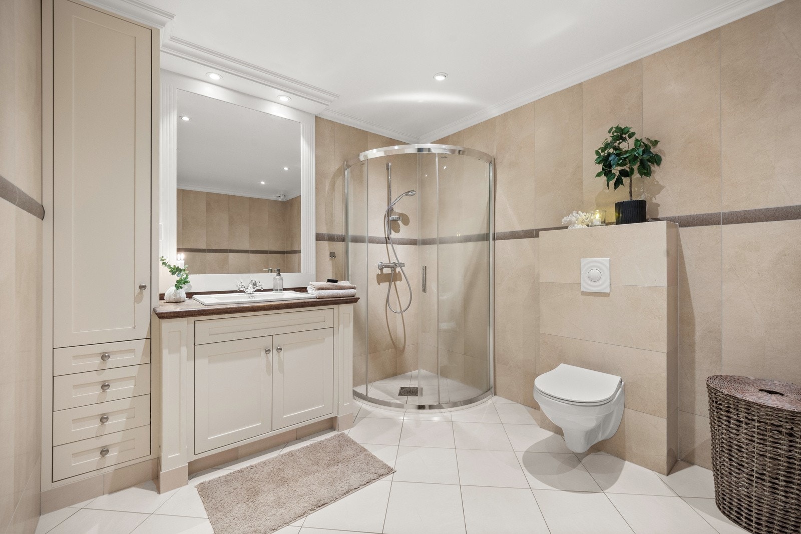 Komplett utstyrt. Varmekabler i flislagt gulv. Galleribilde