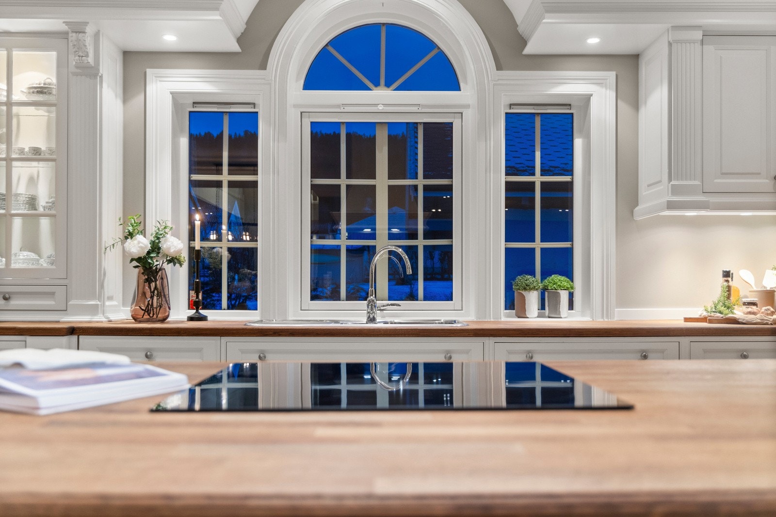 Majestetiske vinduer med buet utforming som gir særpreg. Galleribilde