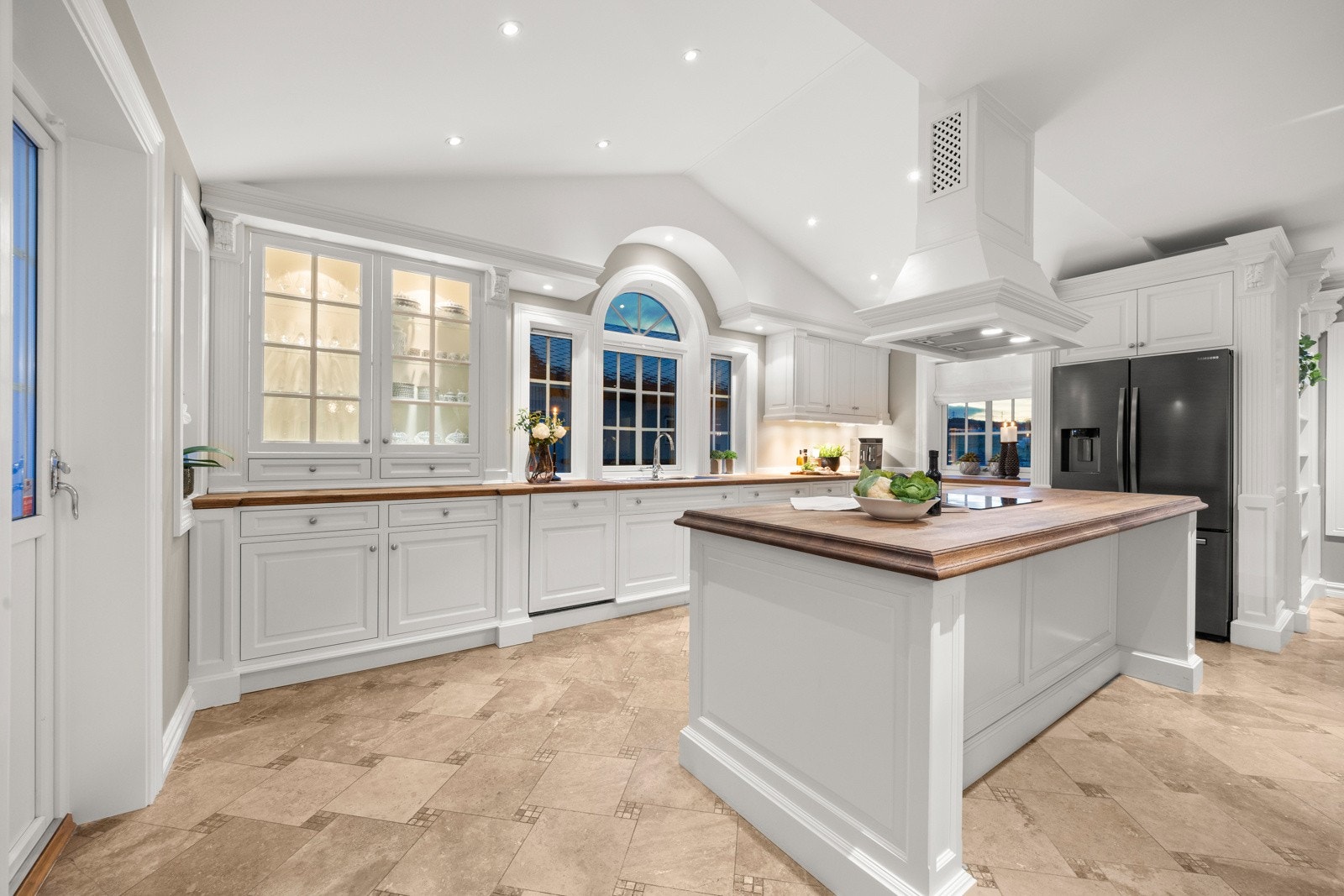 Kjøkkenet er naturlig integrert i oppholdsrommet, samtidig som det står som en stolt hovedattraksjon. Galleribilde